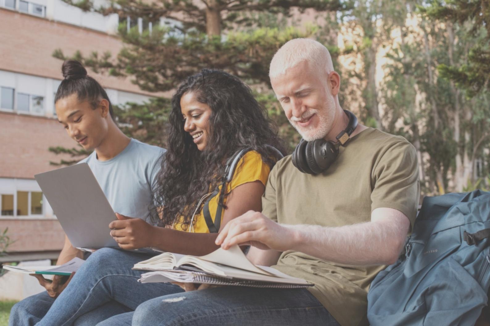 Studente durante sessione pratica di makeup artistry